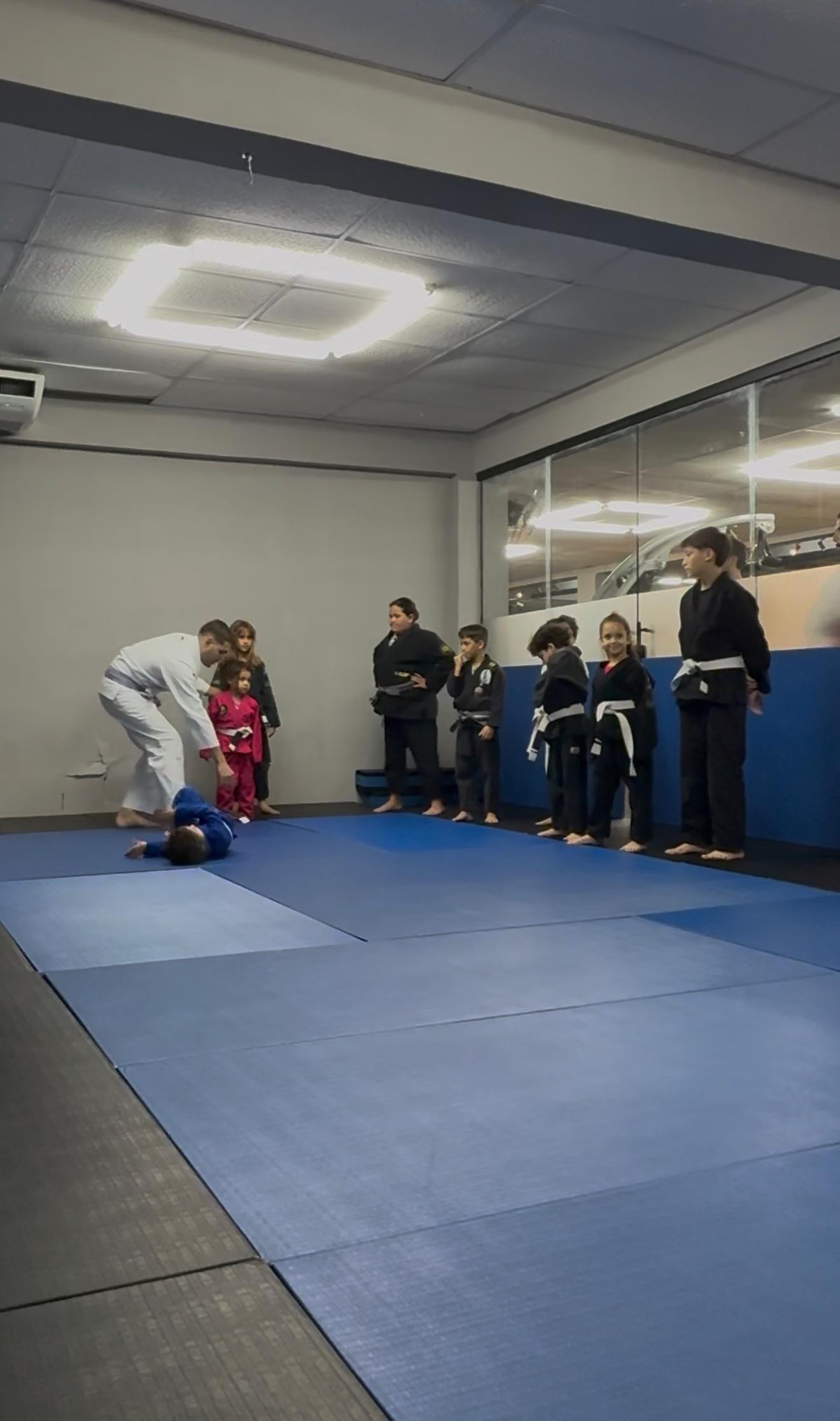 Thiago Antunes orientando uma demonstração para uma turma infantil de jiu-jitsu